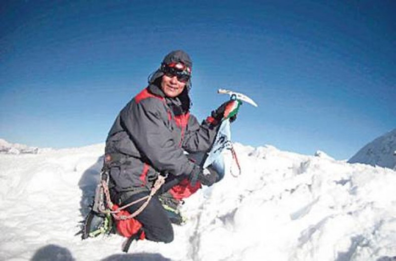 Đây không phải là lần đầu tiên cô Anshu chinh phục đỉnh Everest. Năm 2011, cô đã 2 lần leo đỉnh Everest trong 10 ngày từ 12 đến 21/5/2011. 2 năm sau, cô tiếp tục lập lại thành tích này.
