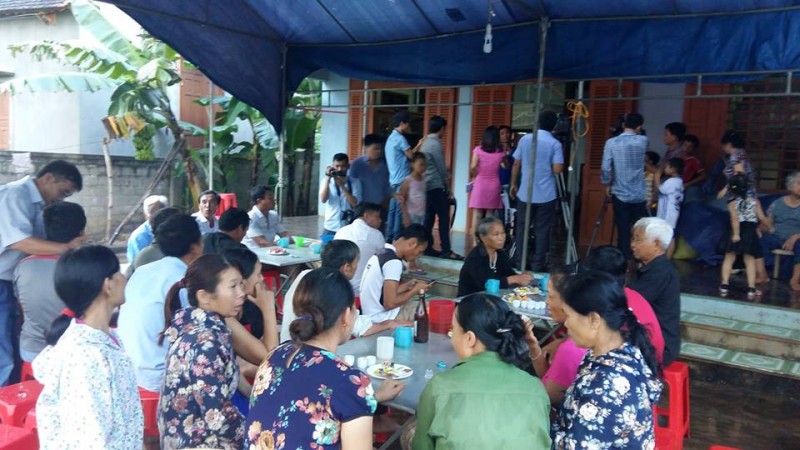 Rất đông bà con lối xóm cùng nhiều nhà báo có mặt tại gia đình ông Phan Xuân Linh chờ đón giây phút thuyền viên Phan Xuân Phương trở về.