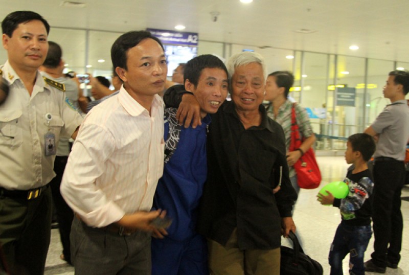 Anh Phan Xuân Phương bên người cha bạc tóc vì nhớ thương con.