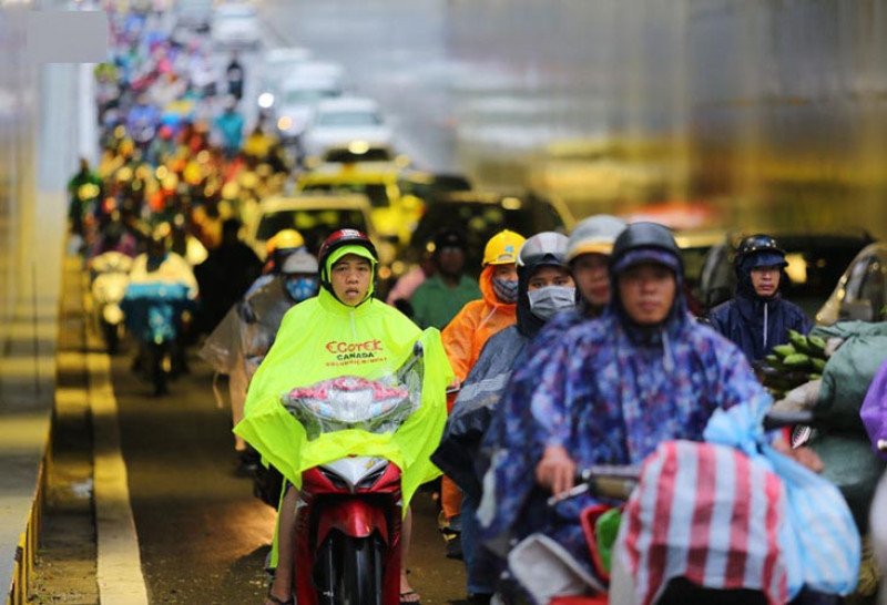 Sau lễ khánh thành trời đổ mưa, người dân lưu thông đi làm tại các công sở ở khu vực trung tâm thành phố.