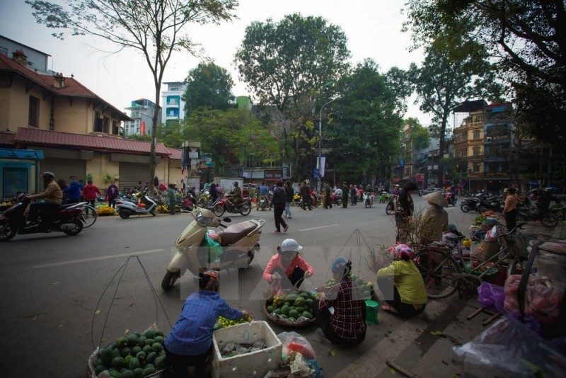 Góc phố Hàn Thuyên-Phan Chu Trinh trở thành điểm bán hoa và các sản vật dân dã thôn quê. 