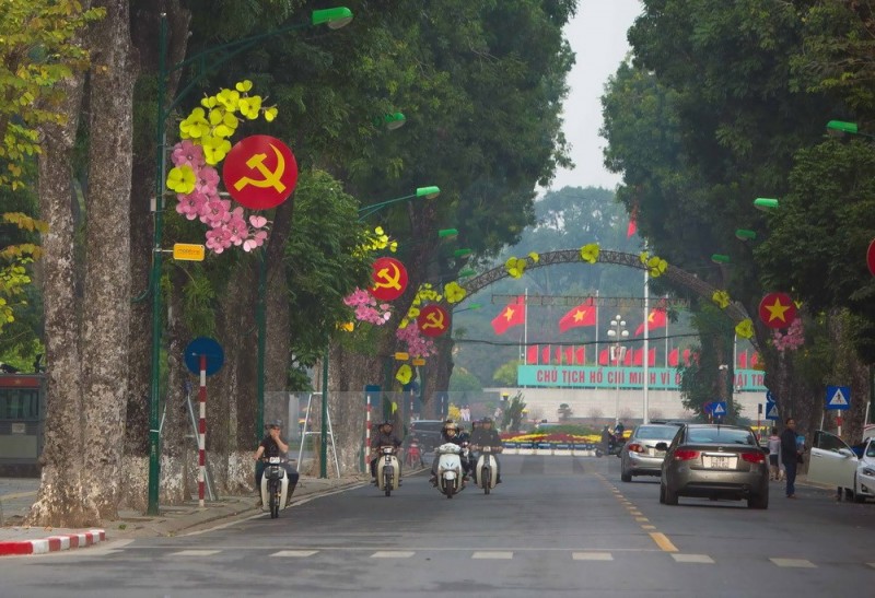 Đường Điện Biên Phủ trang trí cờ hoa đón xuân Đinh Dậu.