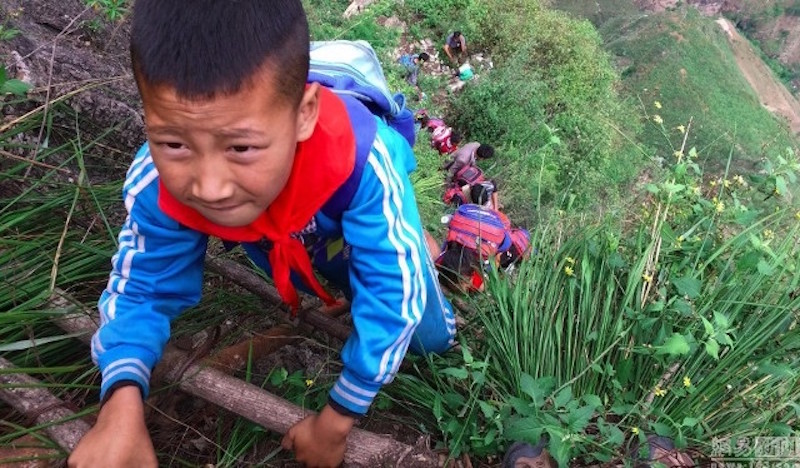 Chen Jie, người thực hiện loạt ảnh này cho biết, những đứa trẻ dường như không sợ hãi. Chỉ có một cậu bé chia sẻ cảm giác sợ hãi của mình khi chứng kiến người bạn học trượt chân ngã từ thang xuống.
