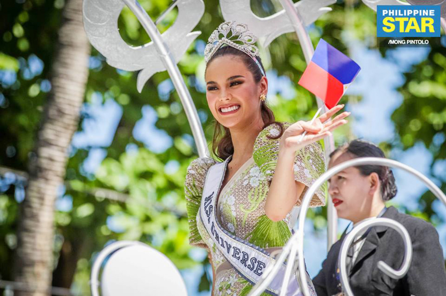 Hoa hậu Catriona Gray xuất hiện rạng ngời vẫy chào người hâm mộ