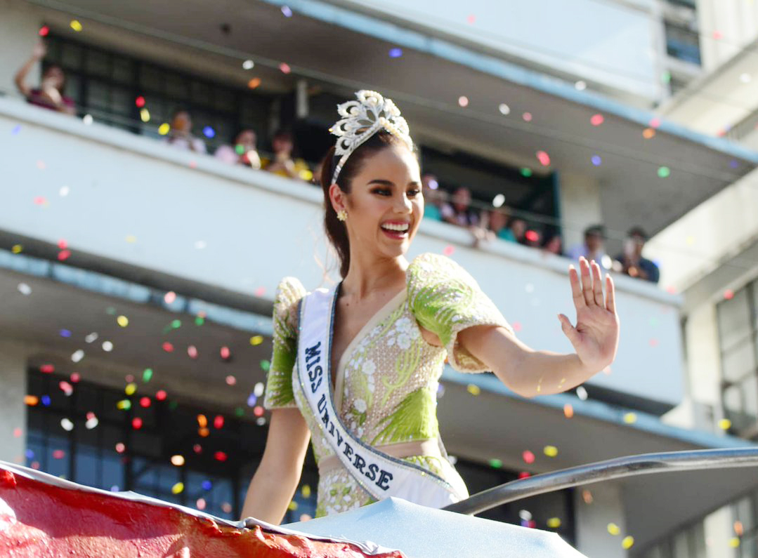 Catriona Gray là 1 trong 2 cô gái mang về chiếc vương miện Hoa hậu Hoàn vũ danh giá cho Philippines chỉ trong vòng 3 năm. Trước đó, năm 2015, 1 mỹ nhân của nước này là Pia Wurtzbach đăng quang Hoa hậu Hoàn vũ.