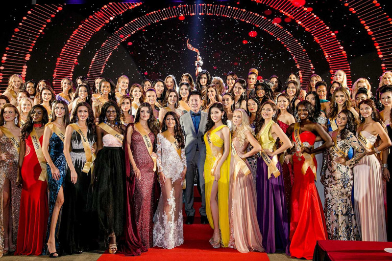 Chiều 7/10, dàn người đẹp đến từ gần 80 quốc gia đã có mặt trong buổi lễ giới thiệu đầu tiên trong hành trình chinh phục Hoa hậu Hòa bình Thế giới - Miss Grand International 2017.  Các thí sinh xuất hiện quyến rũ, thu hút sự chú ý với trang phục dạ hội lộng lẫy. 