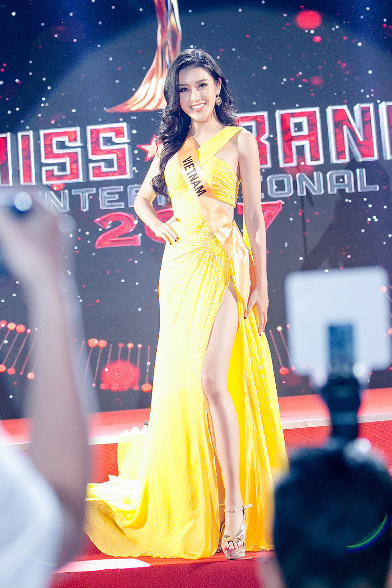 Á hậu Huyền My đã không khiến khán giả hâm mộ của nước nhà thất vọng khi xuất hiện nổi bật trong bộ đầm dạ hội màu vàng, xẻ đùi quyến rũ của nhà thiết kế Lê Thanh Hòa.