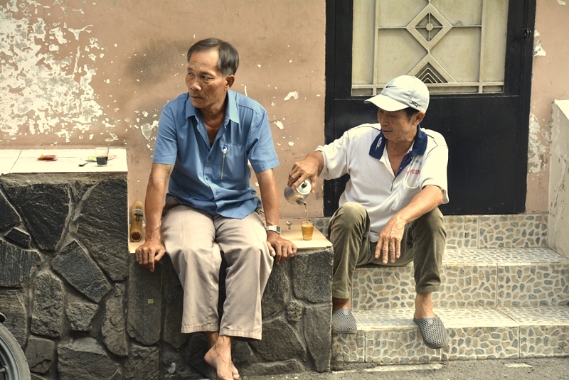 Hai vị khách quen ngồi nhâm nhi ly cà phê vợt của quán cô Ba. Giữa nhi nhịp sống hiện đại đầy hối hả thì cà phê vượt như nét văn hóa xưa đầy mộc mạc còn tồn tại ở Sài Gòn.