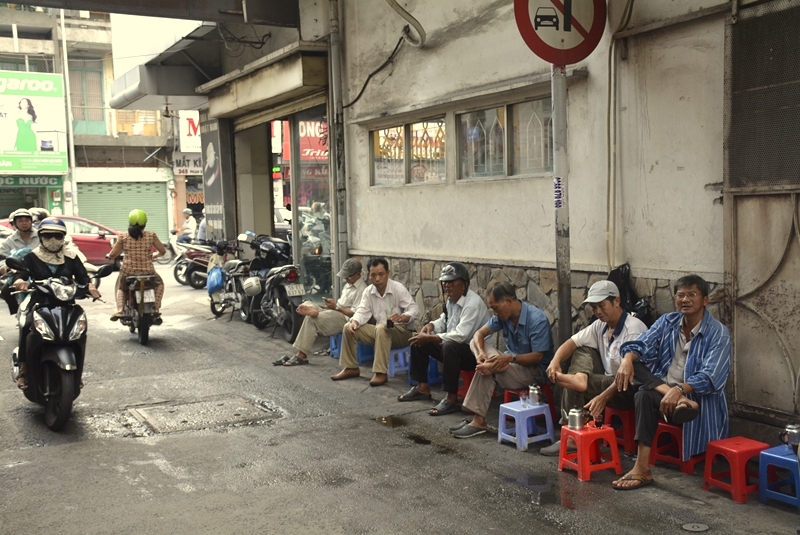 Quán cà phê của cô Ba luôn đông khách từ sáng đến tối. Quán trở thành điểm hẹn quen thuộc của nhiều thế hệ ở TP.HCM.