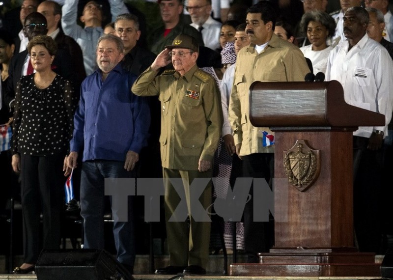 Chủ tịch Cuba Raul Castro (giữa) và lãnh đạo các nước tại lễ tưởng niệm lãnh tụ Fidel Castro ở Santiago de Cuba. (Nguồn: AFP/TTXVN)