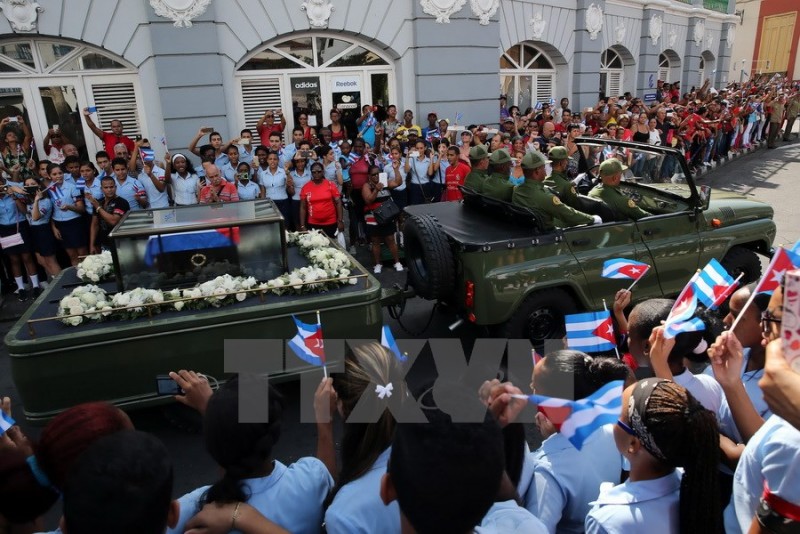Đông đảo người dân Cuba đã đứng ở 2 bên đường tiễn biệt lãnh tụ kính yêu Fidel Castro. (Nguồn: EPA/TTXVN)