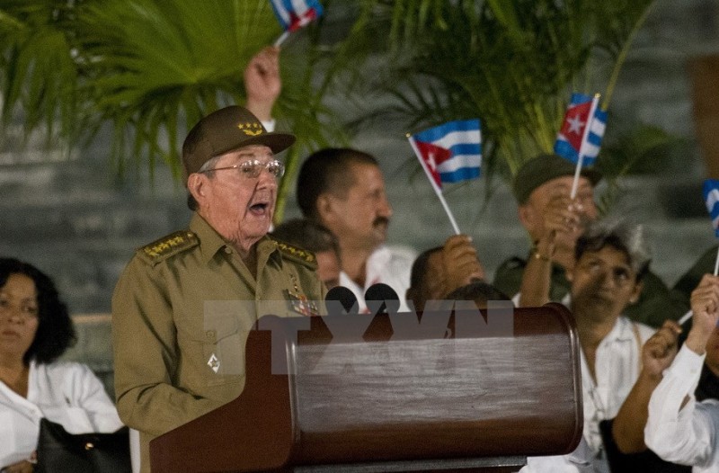 Chủ tịch Cuba Raul Castro phát biểu tại lễ mit - tinh tưởng niệm lãnh tụ Fidel Castro ở Santiago de Cuba. (Nguồn: AFP/TTXVN)