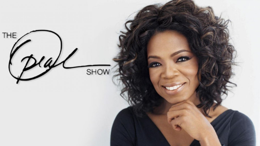 Ngoài việc là một “nữ hoàng truyền hình” với phong cách dẫn chương trình đã trở thành thương hiệu, Oprah cũng từng có những vai diễn nhỏ trên màn ảnh và thậm chí còn từng được đề cử Oscar cho Nữ phụ xuất sắc. Tuy vậy, trước khi đạt được những thành công lớn, cuộc sống của Oprah rất khốn khổ. Tuổi thơ của bà thường xuyên bị ngược đãi, chịu đựng đòn roi dữ dội. Oprah còn bị chính những người họ hàng quấy rối tình dục ở tuổi thiếu niên và có thai ngoài ý muốn ở tuổi 14. Đứa trẻ qua đời lúc hai tuần tuổi vì sinh non.