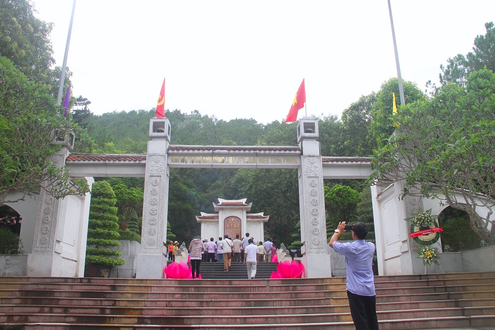 Từ đầu tháng 7 tới nay, mỗi ngày Khu di tích lịch sử đặc biệt Ngã ba Đồng Lộc (huyện Can Lộc, Hà Tĩnh) đón hàng trăm khách tới tham quan, dâng hương.