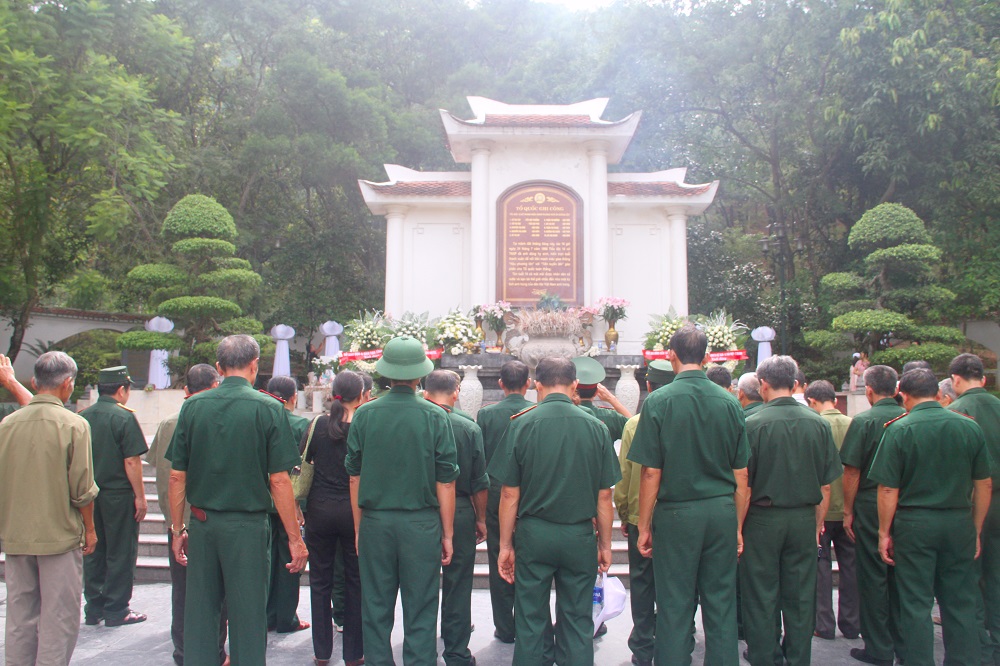 Khu mộ 10 nữ liệt sĩ thanh niên xung phong hy sinh ở Ngã ba Đồng Lộc thường được các cựu binh ghé thăm. Mỗi lần về đây, họ luôn muốn cúi đầu trước di ảnh của những cô gái anh hùng, thắp những nén nhang tưởng nhớ đồng chí, đồng đội.