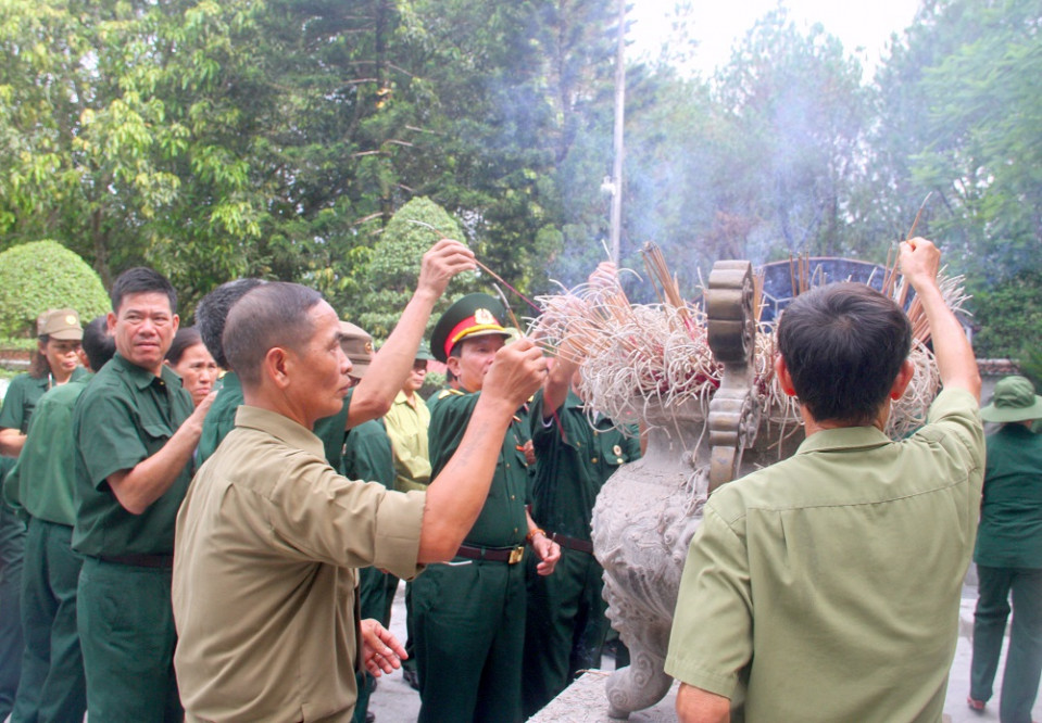 Các cựu binh dâng hương trước tấm bia ghi tên 10 cô gái Ngã ba Đồng Lộc.