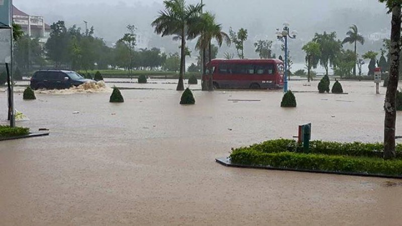 Trục đường chính dẫn vào Trung tâm thành phố Lai Châu cũng bị nước nhấn chìm. 