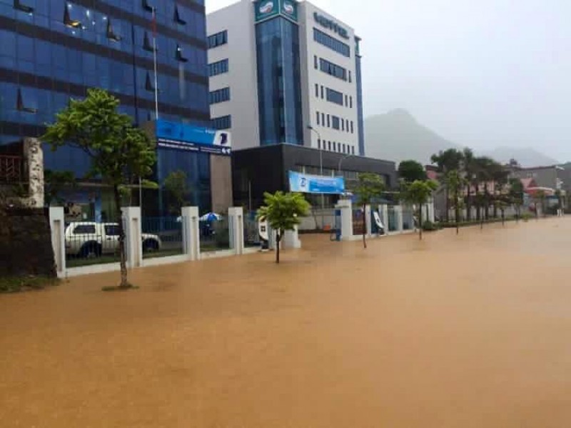 Trận mưa to trút xuống từ đêm hôm qua đến sáng ngày hôm nay đã nhấn chìm thành phố Lai Châu. 