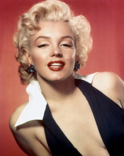 Bức chân dung của Marilyn Monroe được chụp vào năm 1953. Mái tóc bạch kim sáng xoăn và đôi môi đỏ mọng chính là những gì người ta ấn tượng nhất về vẻ đẹp của nữ diễn viên.
