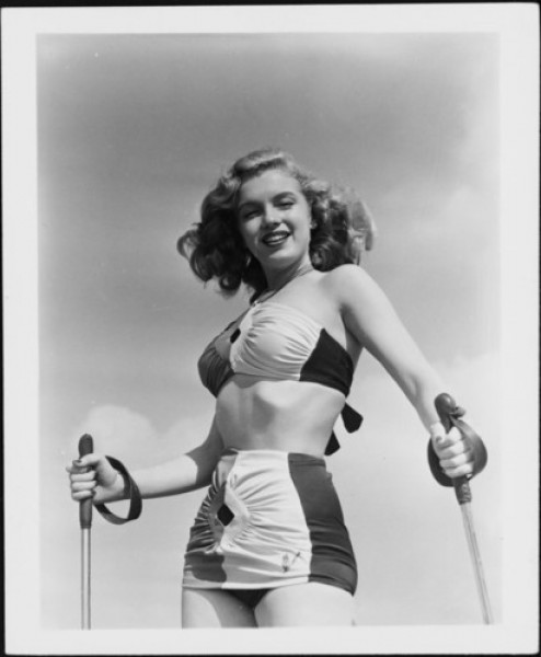 Nữ diễn viên tự tin diện bikini, nở nụ cười rạng rỡ khi đang lướt sóng vào năm 1943.