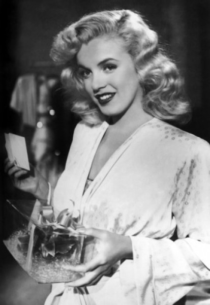 Sở hữu màu tóc bạch kim sáng, Marilyn Monroe không khó để tiến xa hơn trong lĩnh vực điện ảnh. Vì quá nổi bật nên cô nhanh chóng trở thành 