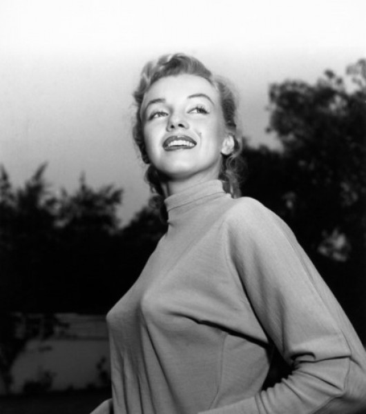 Marilyn Monroe khoe nét đẹp thanh tú, rạng ngời trong một buổi chụp hình diễn ra vào ngày 17/5/1950 tại Beverly Hills, California.