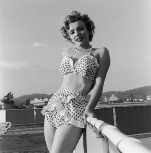 Không thể phủ nhận một điều rằng, Marilyn Monroe trông thật quyến rũ khi diện bikini tạo dáng trên biển. Bức ảnh được chụp vào năm 1951.