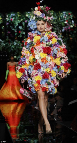 Trong bộ sưu tập này của Moschino còn có bộ trang phục với hoạ tiết là hàng trăm bông hoa rực rỡ.