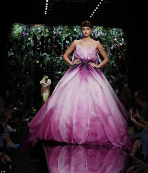Người mẫu Taylor Hill lộng lẫy trong bộ trang phục màu hồng với những cánh hoa tử đinh hương sặc sỡ.