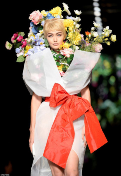 Cô xuất hiện với trang phục thiết kế theo ý tưởng của những bó hoa ấn tượng.
