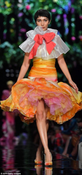 Em gái Bella Hadid của cô cũng tham gia buổi trình diễn với bộ váy bồng bềnh màu cam nổi bật.