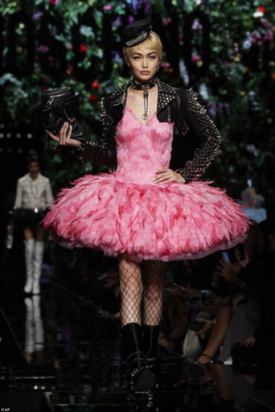 Bộ trang phục thứ hai mà Gigi diện trên sàn catwalk là bộ váy xoè màu hồng kết hợp với trang phục, phụ kiện bằng da hoạ tiết đinh tán độc đáo.