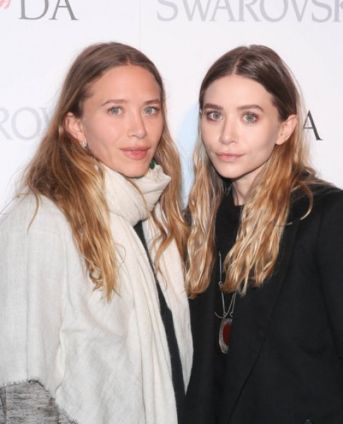 Bộ đôi chị em tài năng Mary Kate và Ashley Olsen từng chia sẻ với tạp chí Vogues rằng: “Chúng tôi dành toàn bộ cuộc sống của mình để cố gắng không để mọi người tiếp cận sự riêng tư”. Cùng với đó, cặp chị em song sinh đa tài cũng nói rằng Twitter mang lại cho họ rất nhiều sự lo lắng hơn là thích thú.