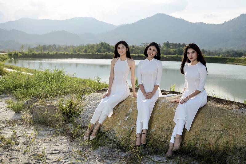 Cùng với Đào Hà, nhiếp ảnh gia Tô Thanh Tân còn thực hiên bộ hình với 2 người đẹp khác cũng lọt vào Top 5 Hoa hậu Việt Nam 2016 là Á hậu Thùy Dung và Á hậu Thanh Tú