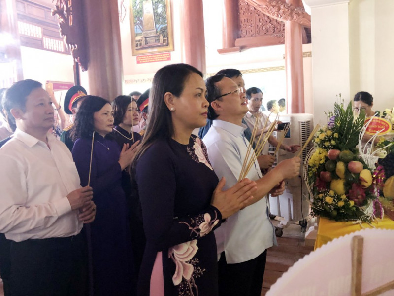 Chủ tịch Hội LHPNVN Nguyễn Thị Thu Hà dâng hương tưởng niệm các nữ liệt sĩ, anh hùng