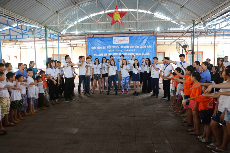 Tại làng Hòa Bình Quảng Nam ở xã Tam Đàn, huyện Phú Ninh (Quảng Nam), đại biểu thanh niên các nền kinh tế thành viên APEC đã giao lưu với các em nhỏ mồ côi, khuyết tật đang được nuôi dưỡng tại đây. 

