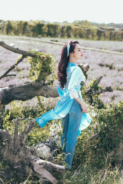 Không chọn trang phục áo dài thuần truyền thống, Khánh Ly phối hợp áo dài thêu hoa với quần jeans phong cách