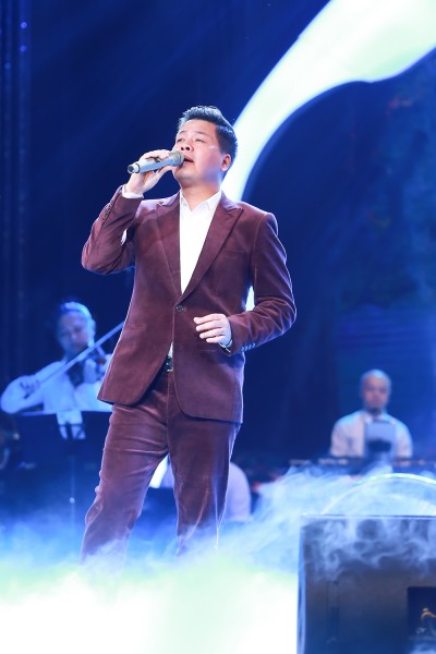 Nghệ sĩ Đăng Dương thể hiện bài hát được chọn là tên của chương trình nghệ thuật 