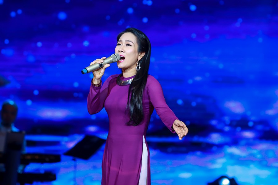 Nghệ sĩ Vân Khánh trong chiếc áo dài tím Huế đặc trưng thu hút sự quan tâm đặc biệt của người xem qua nhạc phẩm 