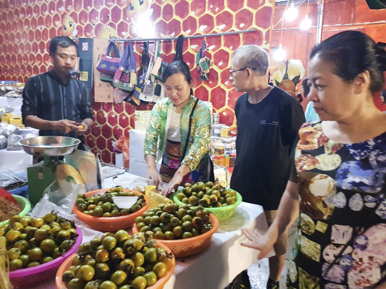 Không cần phải vượt hàng trăm cây số để tới Hà Giang, trong dịp cuối tuần này, những người yêu ẩm thực có thể khám phá không khí của một phiên chợ vùng cao ngay tại trung tâm Hà Nội, trong khu vực nhà bát giác, phố đi bộ Hồ Gươm. 