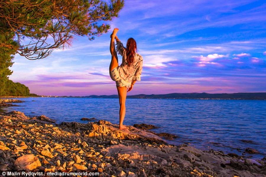 Malin thích một vài tư thế yoga vào lúc hoàng hôn nhìn ra đại dương trong giờ nghỉ giữa các chuyến bay.