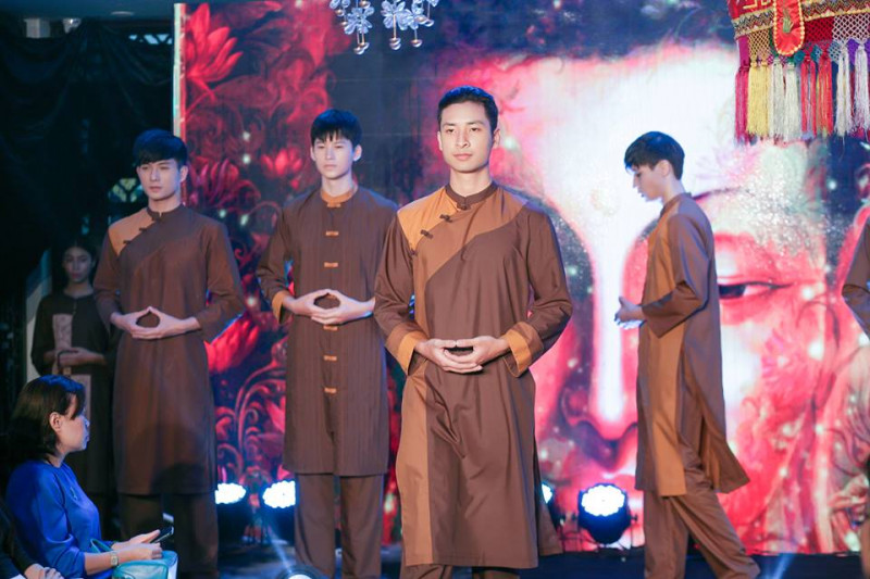 Với BST “Tim sen”, nhà thiết kế muốn gửi gắm thông điệp đến mỗi người Phật tử khi khoác lên mình bộ trang phục này như dâng hiến cả trái tim mình, một lòng nhất tâm hướng đạo.
