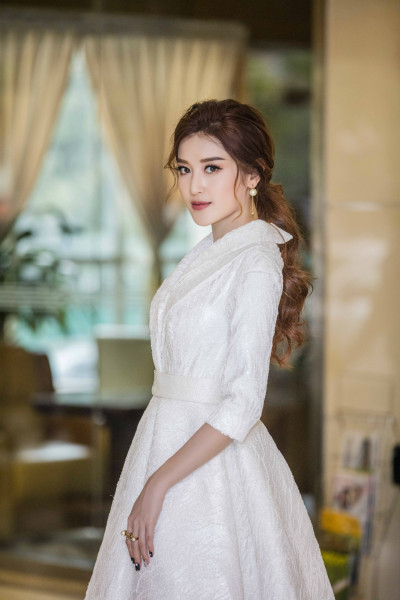 Chiếc đầm trắng muốt xếp nhiều tầng, tôn dáng người đẹp họ Nguyễn vẫn là của nhà thiết kế quen thuộc với cô là Lê Thanh Hòa. 