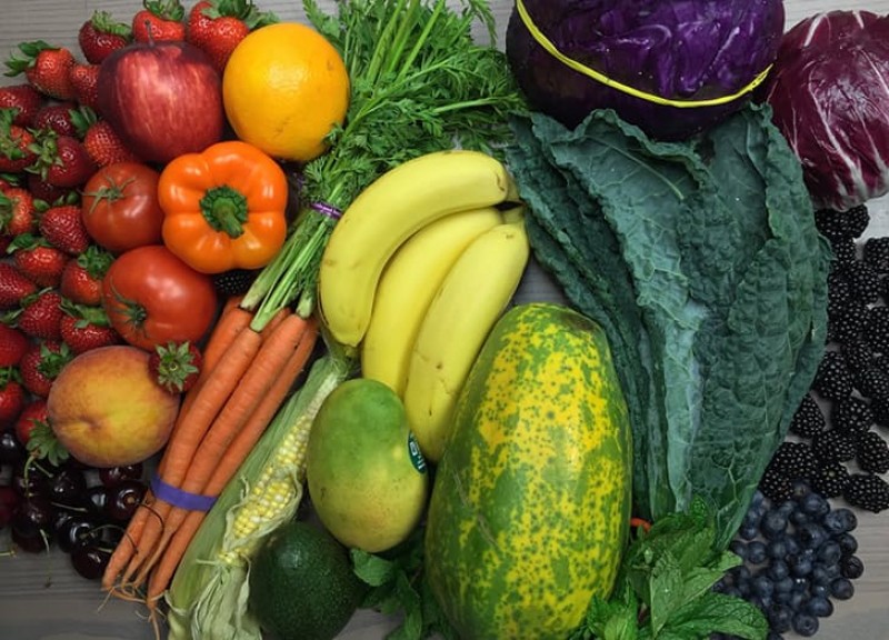 Ăn nhiều loại thực phẩm: Trái cây và rau là thực phẩm vàng dành cho bộ nhớ và sức khỏe tinh thần. Theo một nghiên cứu của Đại học Harvard, rau xanh như bông cải xanh và rau bina giúp làm chậm chứng suy giảm nhận thức, còn bơ giúp tăng lưu lượng máu lên não.