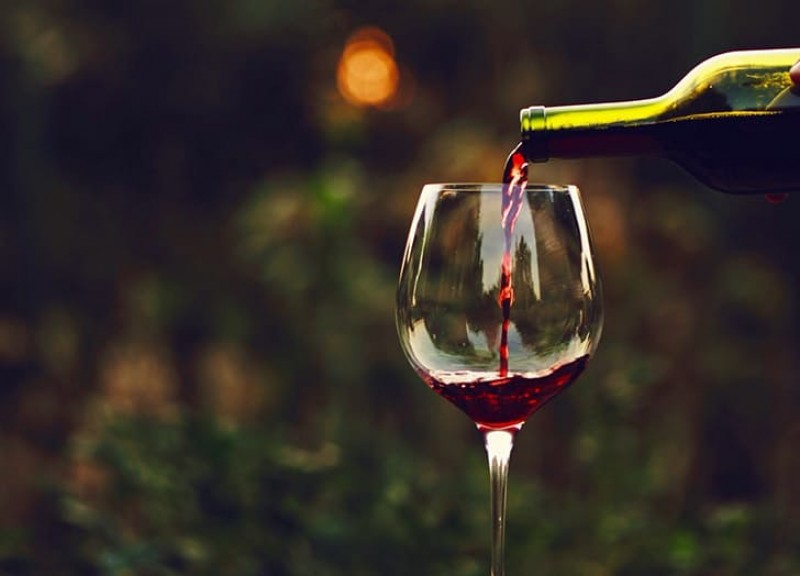 Uống rượu đỏ: Cả một chai sẽ khiến  bạn chếnh choáng và chẳng nhớ gì, tuy nhiên, một ly mỗi ngày lại có tác dụng tích cực bất ngờ đến vùng hippocampus của não. Theo các nhà nghiên cứu tại Đại học Texas, vỏ của trái nho đỏ - thành phần làm nên rượu đỏ có chứa chất chống oxy hóa giúp chống suy giảm trí nhớ và giúp bạn ngủ ngon hơn.