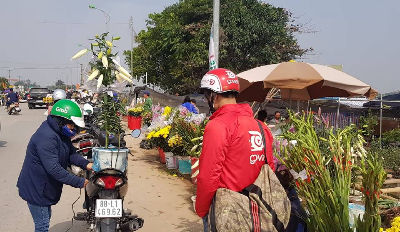 Một chậu hoa lys trắng chỉ có giá 120.000 đồng, hai khách hàng này dừng chân mua hoa trên đường về quê