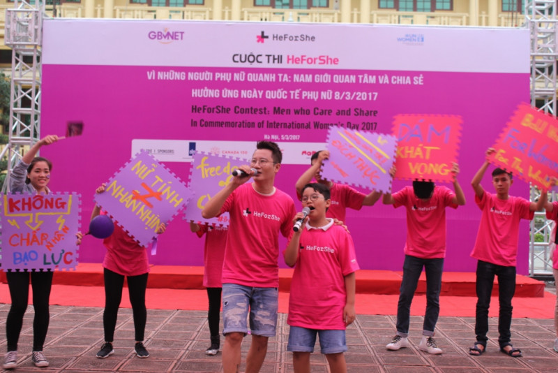 'Điều quan trọng nhất của cuộc sống là dành cho những người xung quanh chúng ta những nụ cười và niềm vui, là sự quan tâm lẫn nhau, là sự sẻ chia công việc nhà', đó là chia sẻ của ca sĩ Hoàng Bách tại cuộc thi “HeForShe - Vì những người phụ nữ quanh ta: Nam giới quan tâm và chia sẻ” do Cơ quan phụ nữ về Bình đẳng giới và Trao quyền cho phụ nữ (UN Women) và Mạng lưới phòng, chống bạo lực giới tại Việt Nam (GBVNet) tổ chức tại Hà Nội ngày 5/3. Ca sĩ Hoàng Bách cùng con trai Hoàng Minh (bé Tê Giác) đã biểu diễn bài hát “Vì nụ cười em” do anh sáng tác. Anh muốn con hiểu được thông điệp tốt đẹp của bài hát và biết bảo vệ mẹ, em gái và nhiều người phụ nữ khác.
