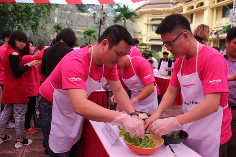 Thi trổ tài nấu ăn là một hành động thể hiện cam kết của những người đàn ông đối với bình đẳng giới bằng hành động thiết thực: Vào bếp và nấu cho người phụ nữ chúng ta yêu thương.

