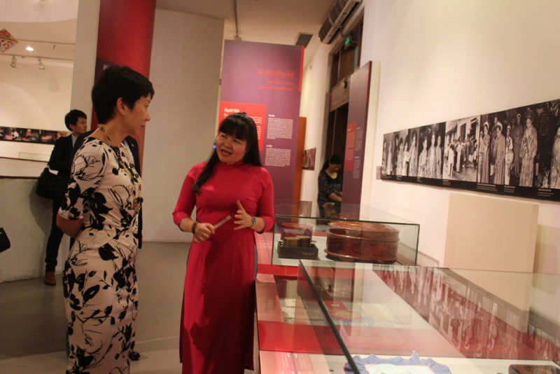 Dành sự quan tâm đến phụ nữ Việt Nam và muốn tìm hiểu về lịch sử, văn hóa của phụ nữ Việt Nam, sau buổi làm việc với Phó Chủ tịch Bùi Thị Hòa, bà Grace Fu đã tham quan Bảo tàng Phụ nữ Việt Nam. 