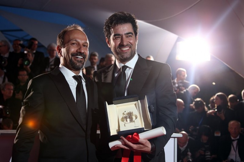 Nam diễn viên Shahab Hosseini (phải) và đạo diễn Asghar Farhadi chụp ảnh kỷ niệm sau khi Hosseini giành giải Nam diễn viên chính xuất sắc nhất và Farhadi thì giành giải Kịch bản xuất sắc nhất cho bộ phim ‘The Salesman’